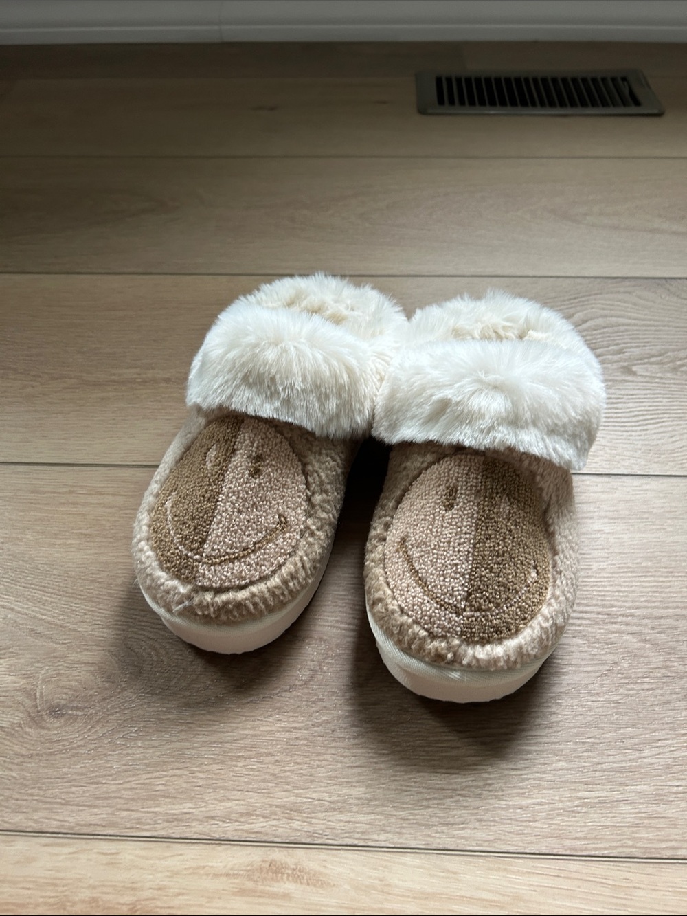 American Eagle Outfitters Beige Faux-Fur Cuffed Women's Slip-On Slippers